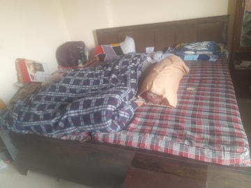 Room in 2 BHK Apartment at Piyush Heights, Sector 89 – for Rent