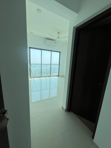 Room in 2 BHK Apartment at Indiabulls Blu, Worli – for Rent