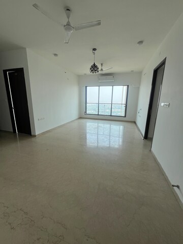 Room in 2 BHK Apartment at Indiabulls Blu, Worli – for Rent