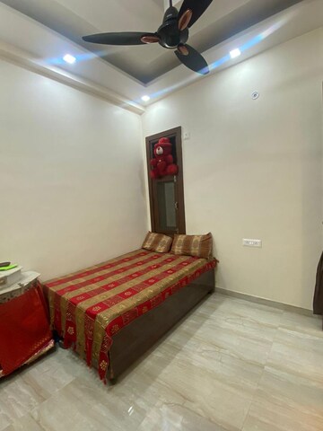 Room in 3 BHK Builder Floor at Pratap Vihar – for Rent