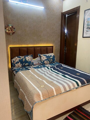 Room in 3 BHK Builder Floor at Pratap Vihar – for Rent