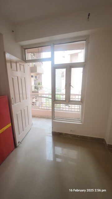 Room in 2 BHK Apartment at Supertech Cape Town, Sector 74 – for Rent