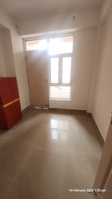 Room in 2 BHK Apartment at Supertech Cape Town, Sector 74 – for Rent