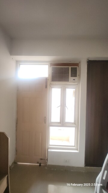Room in 2 BHK Apartment at Supertech Cape Town, Sector 74 – for Rent