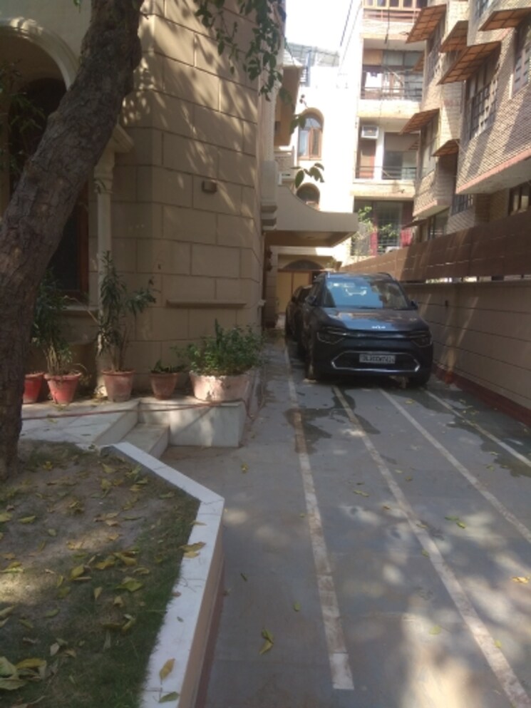 Room, new friends colony 6 Bedroom 500 Sq.Yd. Independent House In New Friends Colony Delhi 8500969