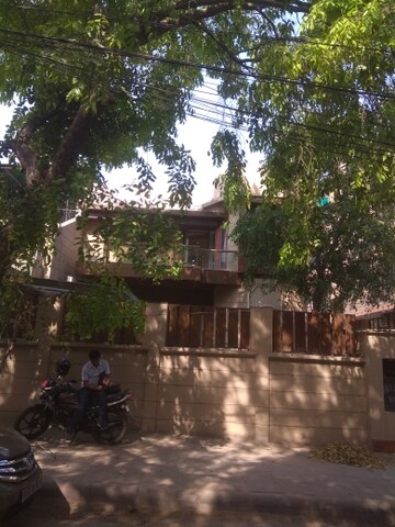Room in 6 BHK Independent House at New Friends Colony – for Rent