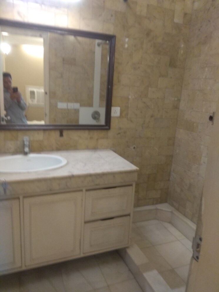 Attached Bathroom, new friends colony 6 Bedroom 500 Sq.Yd. Independent House In New Friends Colony Delhi 8500969