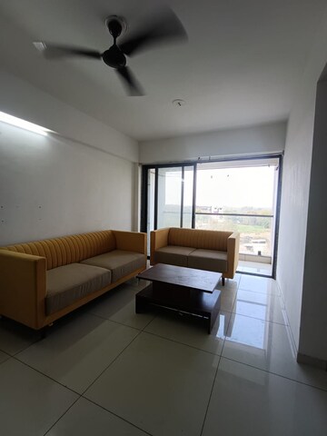 Room in 3 BHK Apartment at Vaishnodevi Circle – for Rent