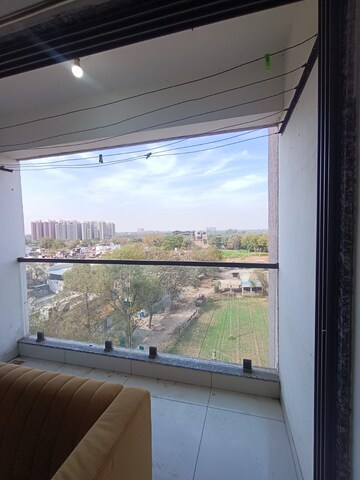 Room in 3 BHK Apartment at Vaishnodevi Circle – for Rent