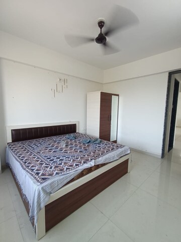 Room in 3 BHK Apartment at Vaishnodevi Circle – for Rent