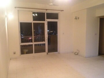 Room in 2 BHK Apartment at DLF Regency Park I, Dlf Phase iv – for Rent