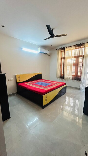 Room in 3 BHK Builder Floor at Uday Arden 45, Sector 45 – for Rent