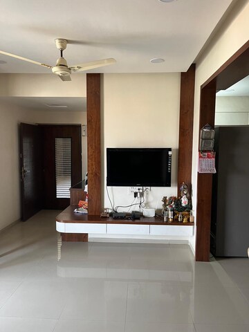 Room in 2 BHK Apartment at Vaishnodevi Circle – for Rent