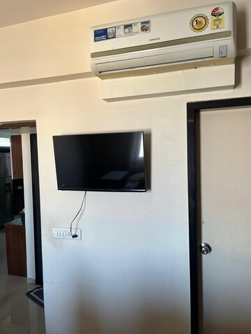 Room in 2 BHK Apartment at Vaishnodevi Circle – for Rent