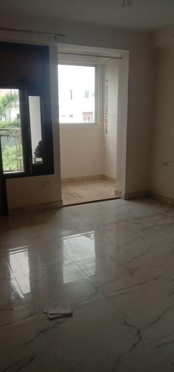 Room in 2 BHK Apartment at Unitech The Residences Sector 33, Sector 33 – for Rent