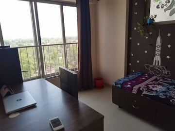 Room in 2 BHK Apartment at Vaishnodevi Circle – for Rent