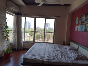 Room in 2 BHK Apartment at Vaishnodevi Circle – for Rent