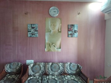 Room in 2 BHK Apartment at Vaishnodevi Circle – for Rent