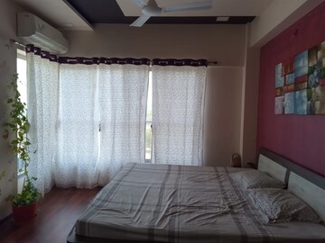 Room in 2 BHK Apartment at Vaishnodevi Circle – for Rent