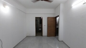 Room in 2 BHK Apartment at Vaishnodevi Circle – for Rent