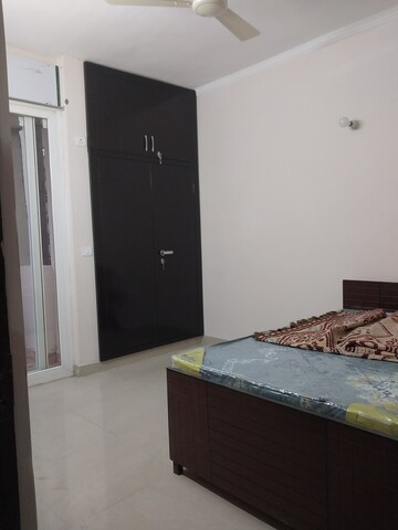 Room in 3 BHK Apartment at Amrapali Golf Homes, Sector 4, Greater Noida – for Rent