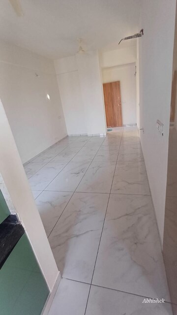 Room in 2 BHK Apartment at Vaishnodevi Circle – for Rent