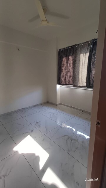 Room in 2 BHK Apartment at Vaishnodevi Circle – for Rent