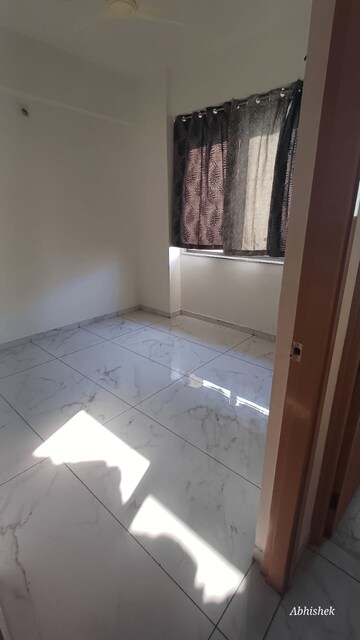 Room in 2 BHK Apartment at Vaishnodevi Circle – for Rent