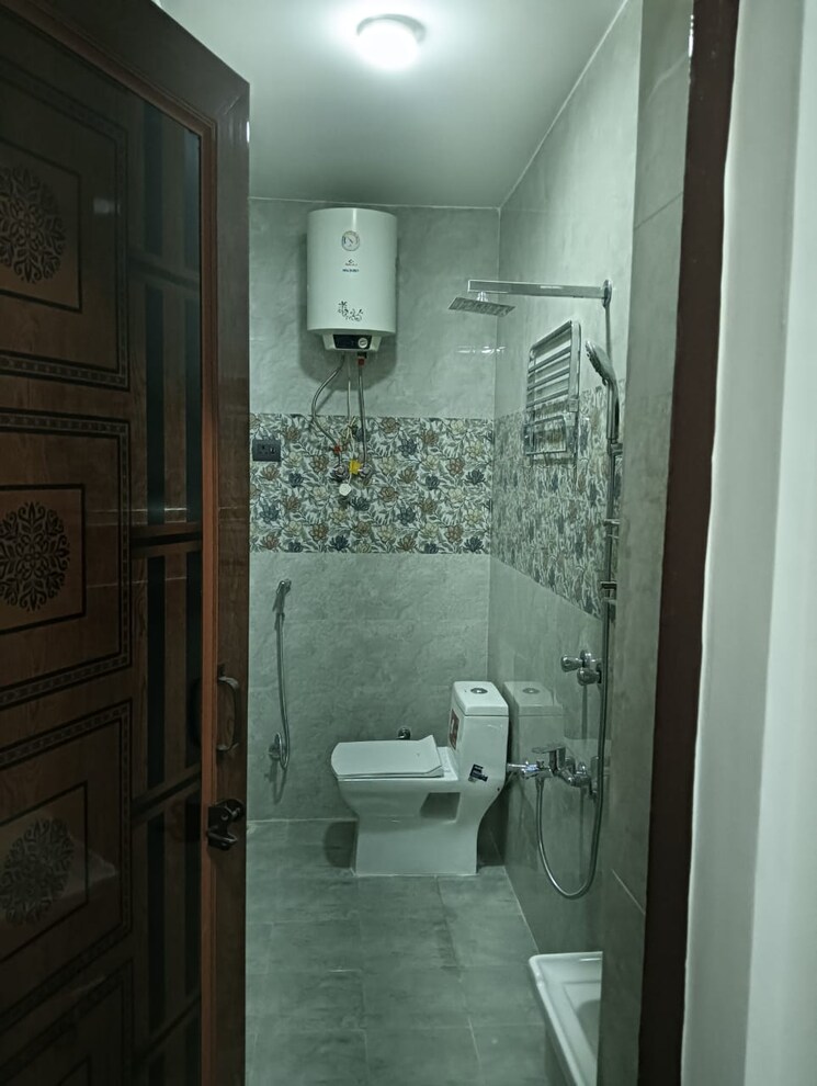 Bathroom, east of kailash 3 Bedroom 1200 Sq.Ft. Independent House In East Of Kailash Delhi 8501622