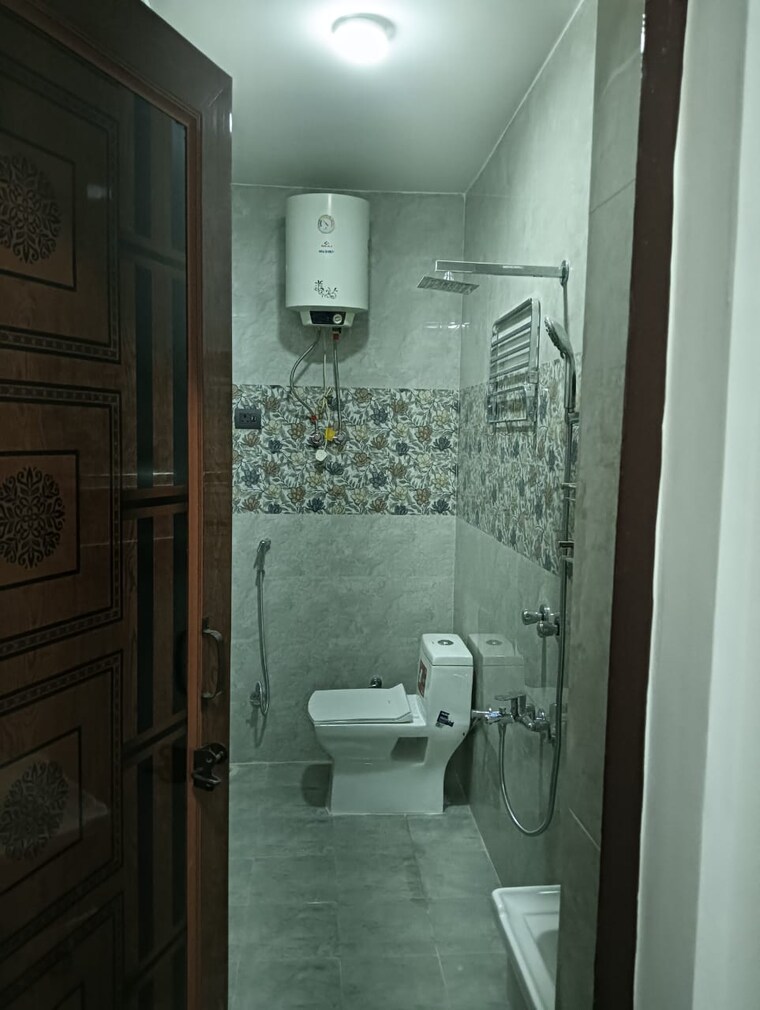 Bathroom, east of kailash 3 Bedroom 1200 Sq.Ft. Independent House In East Of Kailash Delhi 8501622
