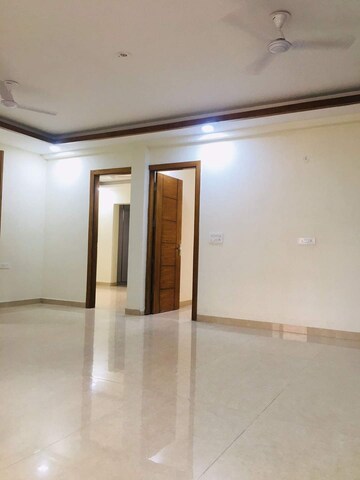 Room in 3 BHK Builder Floor at Sector 63a – for Sale