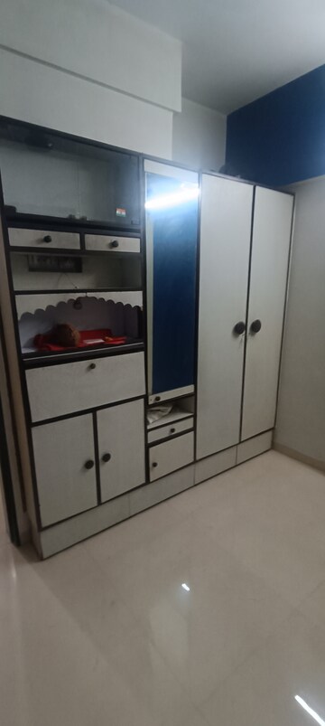 Room in 1 BHK Apartment at Anita Nagar Chs, Kandivali East – for Rent