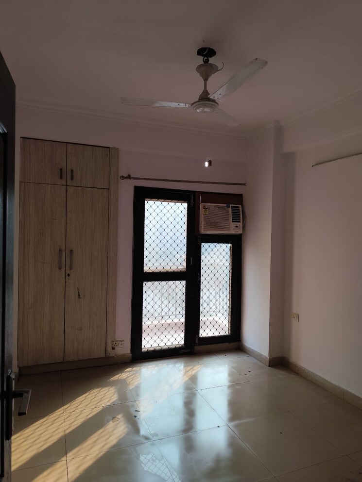 Room, sector 75 3 Bedroom 1350 Sq.Ft. Apartment In Sector 75 Noida 8501725