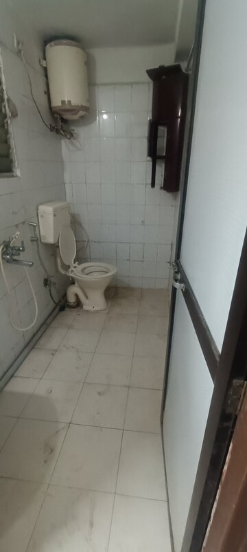 Attached Bathroom in 1 RK Apartment at Anita Nagar Chs, Kandivali East – for Rent