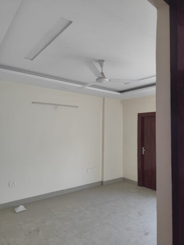 Room in 2.5 BHK Apartment at Krisumi Waterside Residences, Sector 36a – for Sale