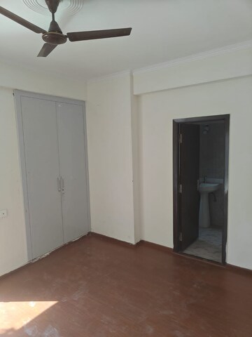 Room in 3 BHK Apartment at Amrapali Centurian Park, Tech Zone 4 Greater Noida – for Rent