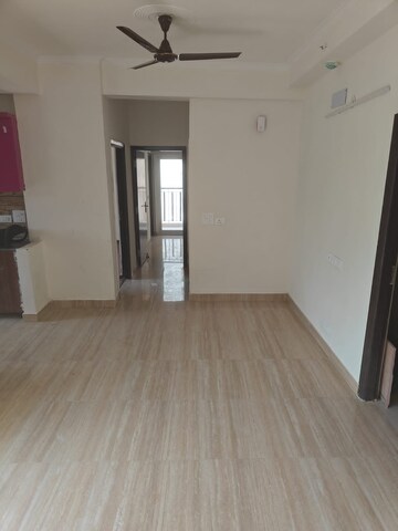 Room in 3 BHK Apartment at Amrapali Centurian Park, Tech Zone 4 Greater Noida – for Rent