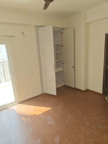 Room in 3 BHK Apartment at Amrapali Centurian Park, Tech Zone 4 Greater Noida – for Rent