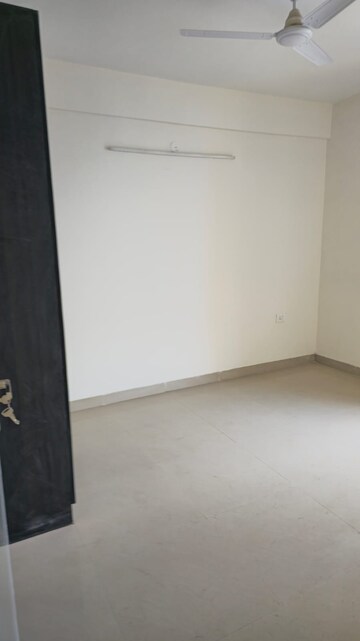 Room in 3 BHK Apartment at Paras Irene, Sector 70a – for Rent