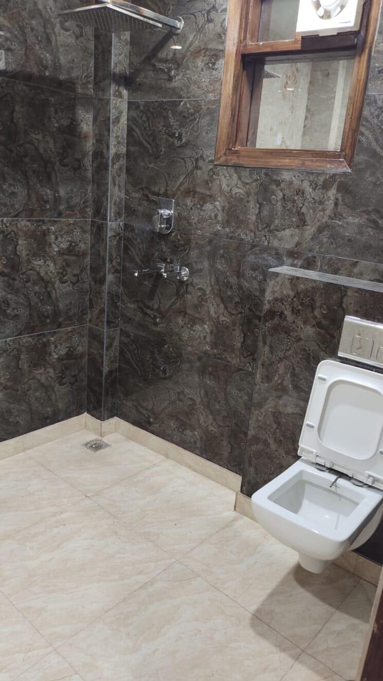 Attached Bathroom, raja garden 3 Bedroom 180 Sq.Yd. Builder Floor In Raja Garden Delhi 8502152