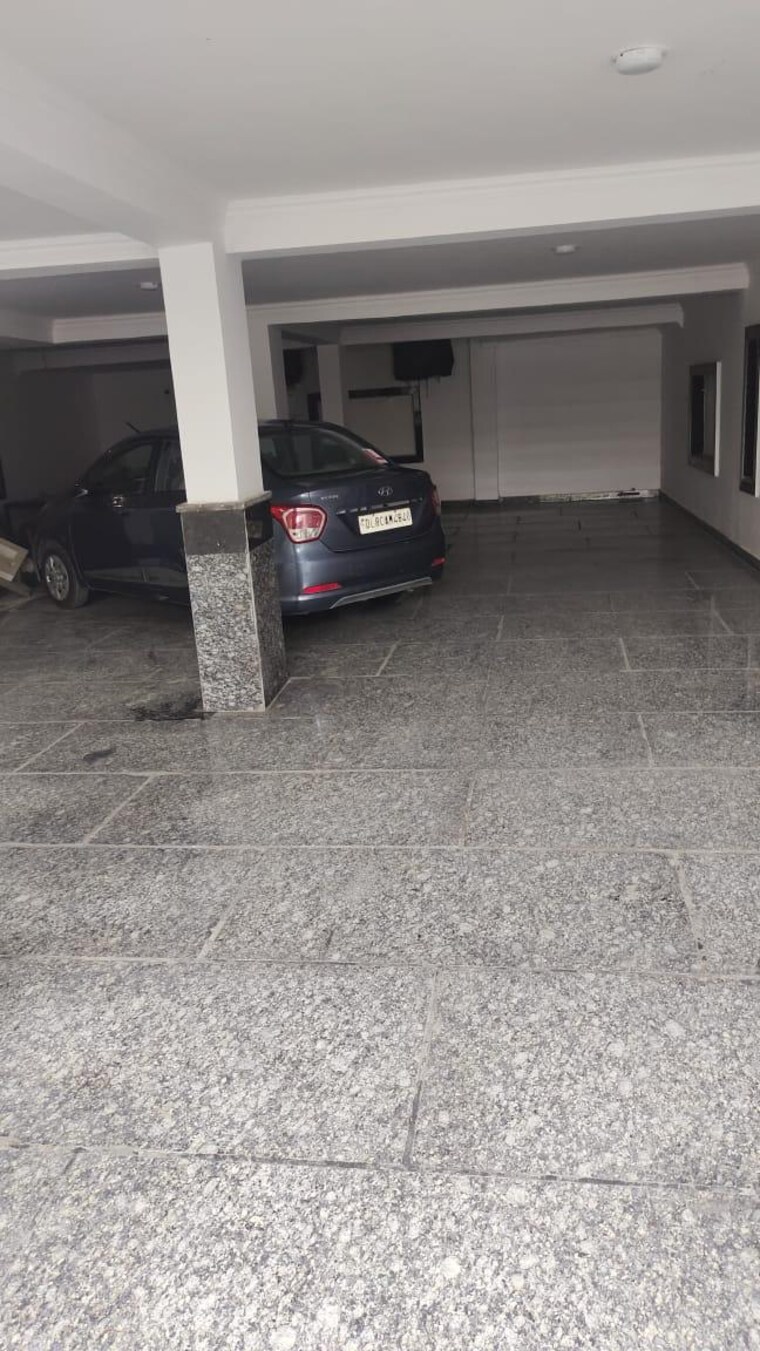  Parking, raja garden 3 Bedroom 180 Sq.Yd. Builder Floor In Raja Garden Delhi 8502152