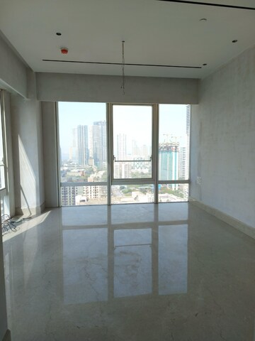 Room in 3 BHK Apartment at Indiabulls Blu, Worli – for Rent