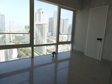 Room in 3 BHK Apartment at Indiabulls Blu, Worli – for Rent