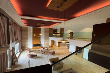 Room in 5 BHK Apartment at Kalpataru Horizon, Worli – for Rent