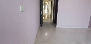 Room in 6 BHK Apartment at Oberoi Exquisite Goregaon, Goregaon East – for Sale