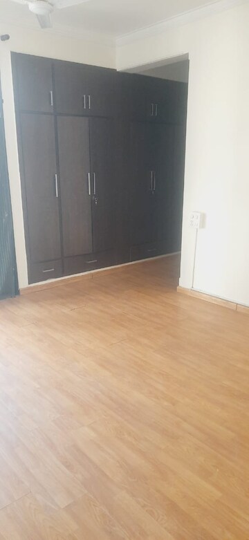 Room in 3.5 BHK Apartment at Purvanchal Silver City, Sector 93 – for Rent