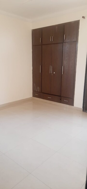 Room in 3.5 BHK Apartment at Purvanchal Silver City, Sector 93 – for Rent