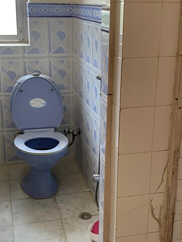 Attached Bathroom in 2.5 BHK Apartment at Mayur Vihar – for Rent
