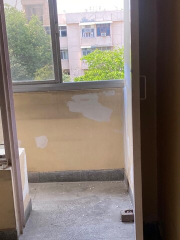 Room in 2.5 BHK Apartment at Mayur Vihar – for Rent