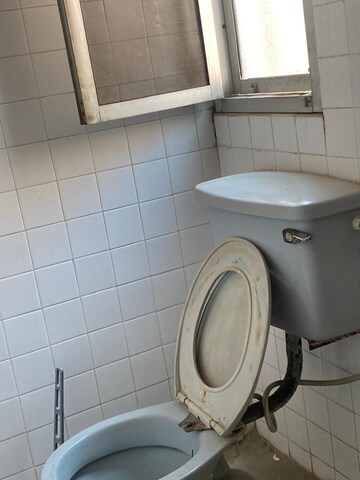 Attached Bathroom in 2.5 BHK Apartment at Mayur Vihar – for Rent